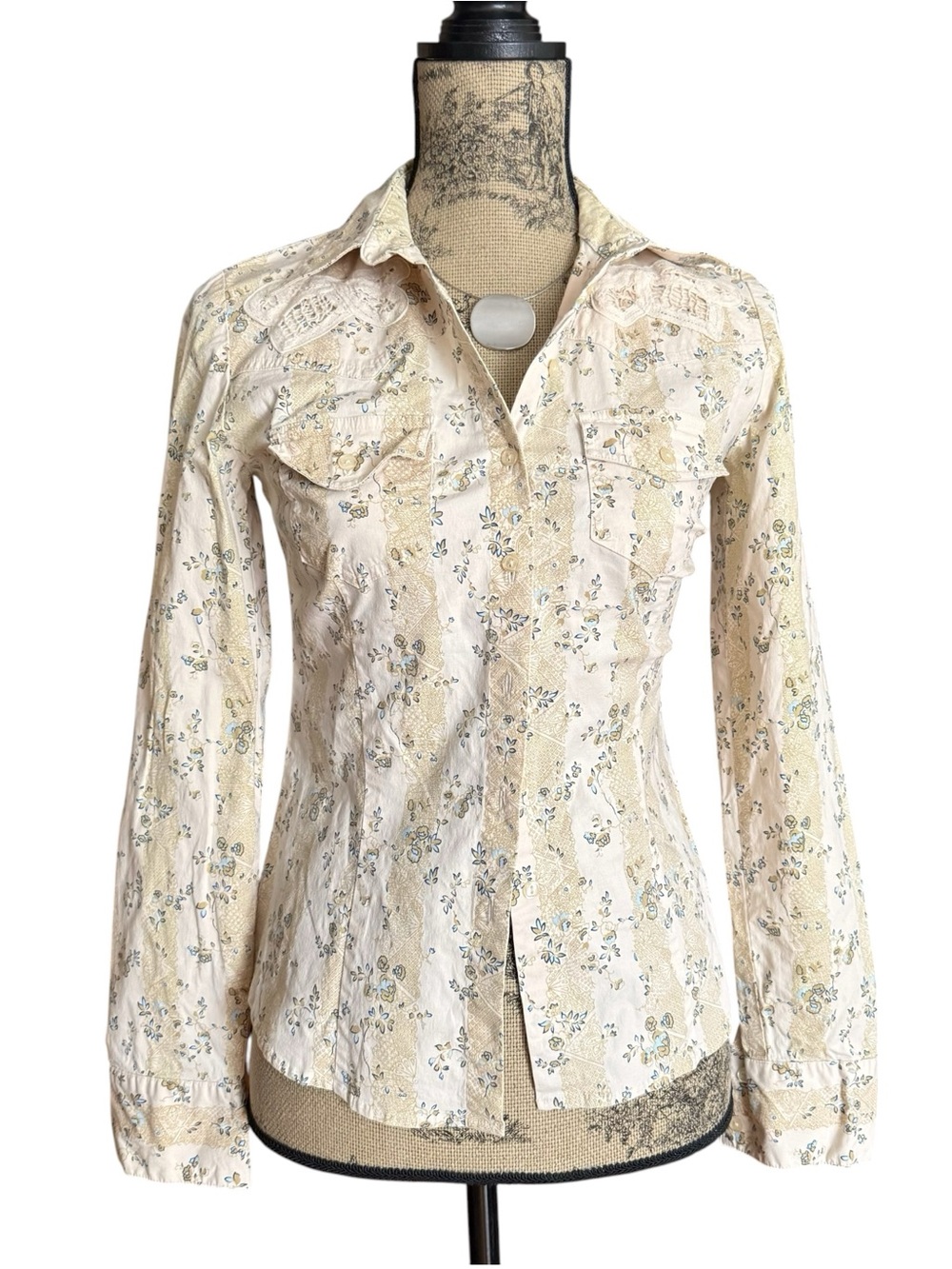 Vintage Le Chรขteau Cream Floral Cotton Button-Front Long-Sleeve Shirt Size S